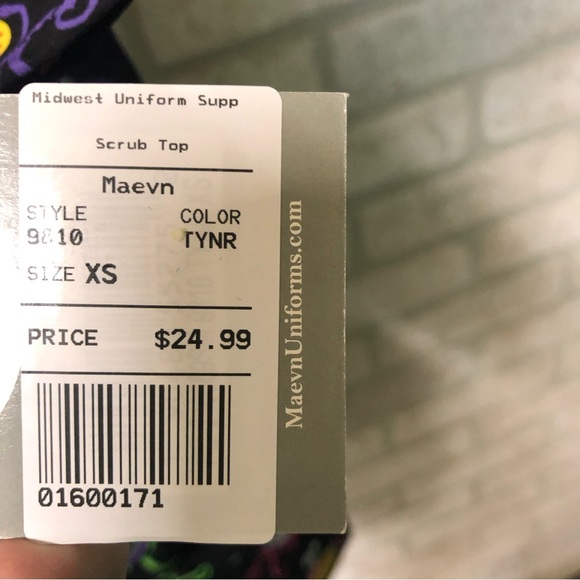 NWT Prints by Maevn Sugar Skull Print short sleeve v neck scrub top Size XS - Picture 4 of 7